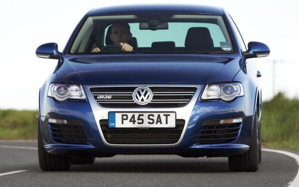 VW се е специализирал в създаването на бързи коли, които често минават незабелязяано, а Passar R36 е отличен пример. За непосветените изглеждаше като нищо повече от R Line версия на седана или комбито, но под предния капак лежеше 3,6-литров V6 двигател с 299 к.с. Той премина през една от най-добрите версии на DSG скоростната кутия на VW и мощността се изпращаше към четирите колела.

Седанът R36 можеше да ускори от 0 до 100 u; в час за 5,6 секунди , като комбито изоставаше само с 0,2 секунди, като и двете достигнаха ограничена горна граница от 150 u; в час . Управлението беше добро, ако не и страхотно. Но това, което подпечата съдбата на R36 като странен беше, че просто не беше достатъчно напомпан, за да изкуши купувачите на Audi S4, докато експлоатационните разходи бяха по-високи от тези на BMW 330i.